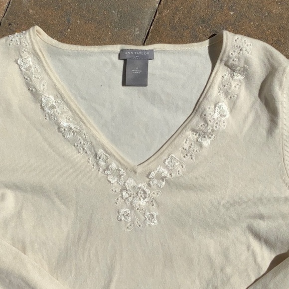 ANN TAYLOR SILK BLEND CREAM TOP, SIZE SMALL. - Picture 2 of 8